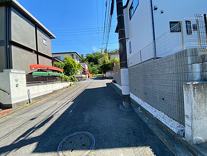 周辺は交通量の少ない生活道路。車の出し入れも余裕をもって運転