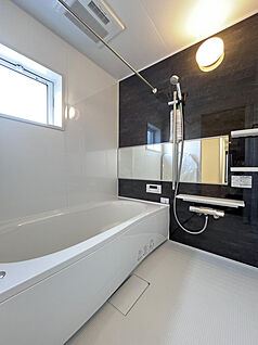 浴室は横長ミラー&スライドバーを標準装備