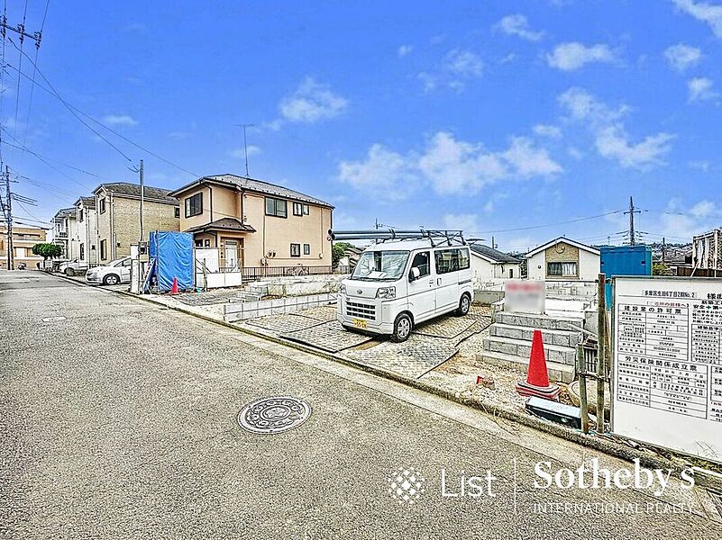 ■外観■小田急線「生田」駅徒歩8分・「読売ランド前」駅徒歩16分。４LDK☆カースペース並列２台可（車種による）☆