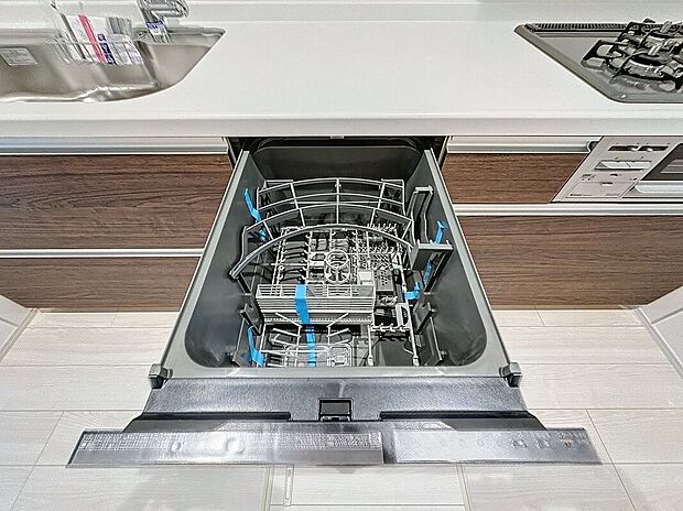 【その他設備】引き出し式での食器の出し入れが容易なビルトインタイプの食器洗い乾燥機。食器洗いの手間を省き電気・水道代の節約に貢献します。