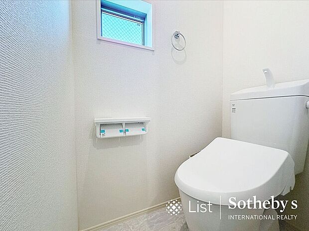 【トイレ】■トイレ■3号棟白を基調とした、シンプルながらも落ち着くデザイン。洗浄付き温水便座で機能性も兼ね備えています♪
