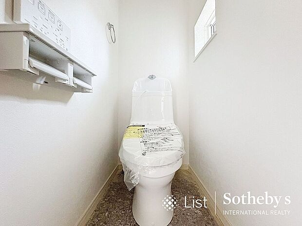 【トイレ】■トイレ■施工中ウォシュレット付きでいつも快適・清潔に♪窓も付いてるので空気の入れ替えも楽にできます。トイレが2ヶ所あれば朝の混雑時にも便利です！