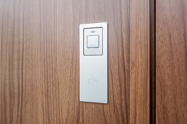 【玄関スマートキー】タッチ操作に対応しており、毎日の出入りに便利です。