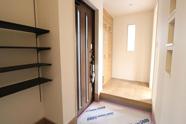 玄関　開放感にある玄関スペースはスリット窓から自然光がやさしく入り込むことで玄関全体を明るい印象に！