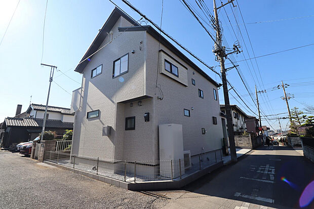 【外観】斜め屋根がアクセント！！鋭い角度の片流れ屋根が建物全体にモダンな雰囲気を与え、デザイン性と機能性を両立しています♪