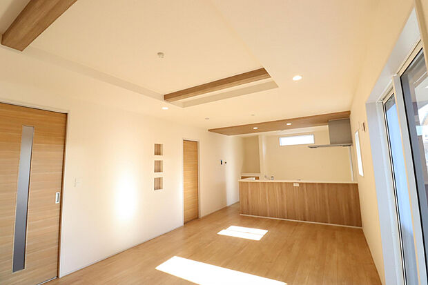 【キッチン】人気の高い対面式♪作業しながら家族の様子が見えてコミュニケーションも取りやすい♪