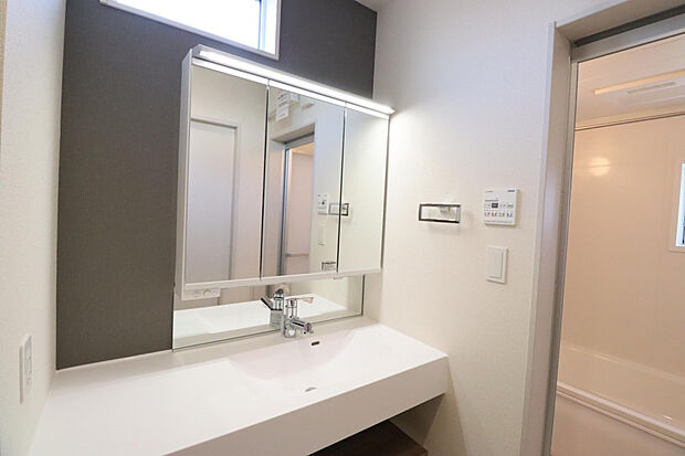 【洗面台】収納付きの三面鏡を使用し、デザインと機能性を両立！！ミドルミラーで小さいお子さんでも使いやすい♪