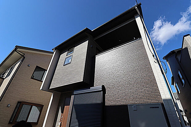 【1号棟 正面外観】シンプルであるながら洗練された外観は周辺環境にも溶け込みやすい住まいです♪