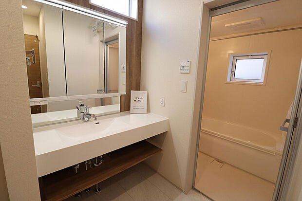 【1号棟浴室】ご家族みんなが快適に使える広さを確保！浴室暖房換気乾燥機を完備しており、洗濯物の乾燥にも活躍します♪機能性と快適性を兼ね備えた、暮らしを支える水まわり空間（^^♪