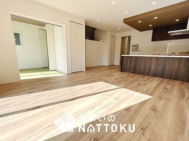 現地写真（リビング）
フローリング材には、木目、色調など木材特有の風合いがあり、ナチュラルな美しさになっています。
