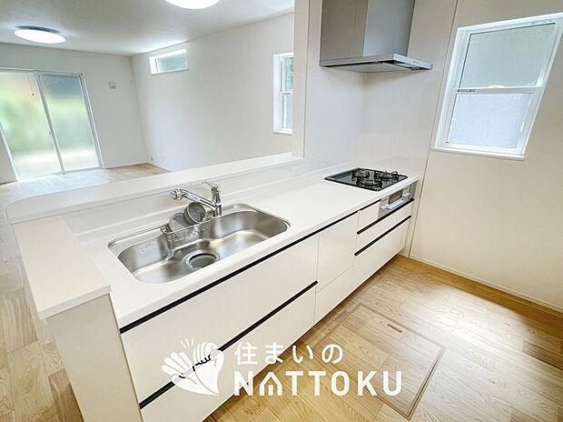 現地写真(キッチン)
収納たっぷりのシステムキッチン、浄水器付水栓を標準装備しています。