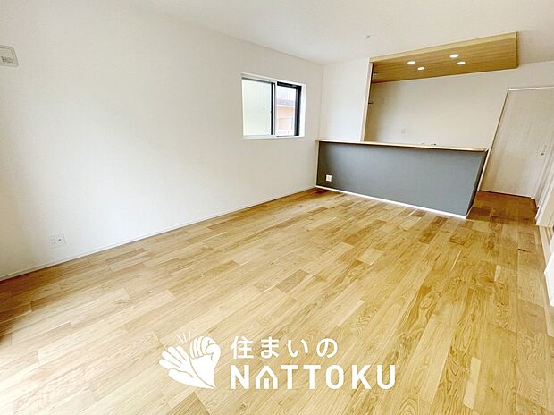 現地写真（リビング）
フローリング材には、木目、色調など木材特有の風合いがあり、ナチュラルな美しさになっています。
