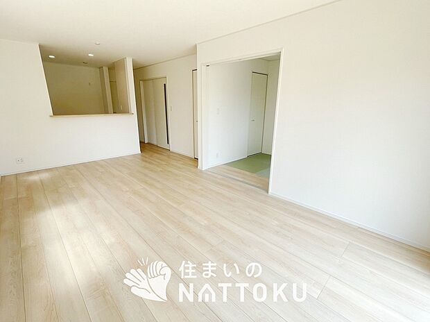 現地写真(リビング)
フローリング材には、木目、色調など木材特有の風合いがあり、ナチュラルな美しさになっています。