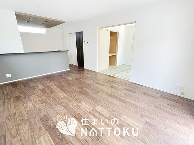 現地写真（リビング）
フローリング材には、木目、色調など木材特有の風合いがあり、ナチュラルな美しさになっています。
