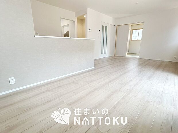 現地写真（リビング）
フローリング材には、木目、色調など木材特有の風合いがあり、ナチュラルな美しさになっています。
