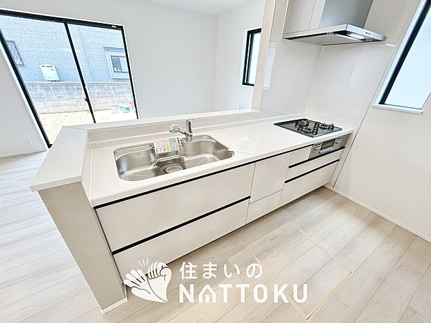 現地写真（キッチン）
収納たっぷりのシステムキッチン、浄水器付水栓を標準装備しています。
