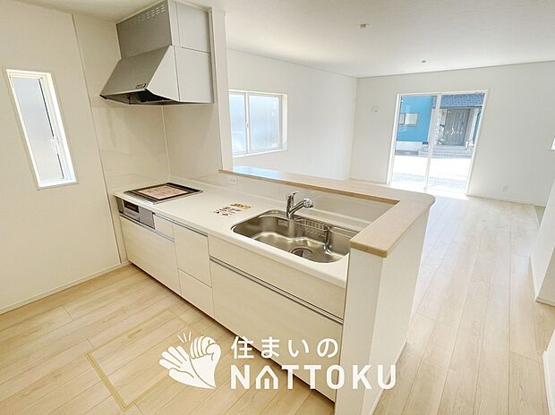 現地写真(キッチン)
収納たっぷりのシステムキッチン、浄水器付水栓を標準装備しています。