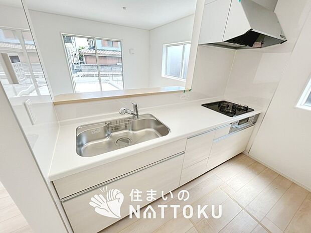 現地写真(リビング)
フローリング材には、木目、色調など木材特有の風合いがあり、ナチュラルな美しさになっています。