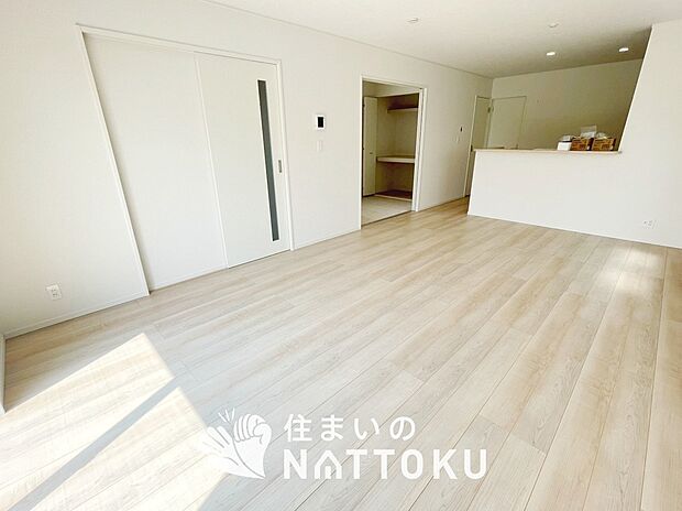 現地写真（リビング）
フローリング材には、木目、色調など木材特有の風合いがあり、ナチュラルな美しさになっています。
