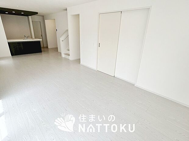 現地写真(リビング)
フローリング材には、木目、色調など木材特有の風合いがあり、ナチュラルな美しさになっています。