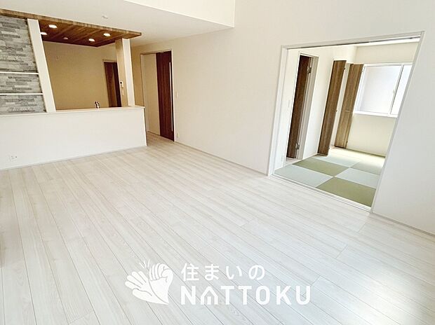 現地写真(リビング)
フローリング材には、木目、色調など木材特有の風合いがあり、ナチュラルな美しさになっています。