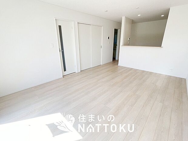 現地写真(リビング)
フローリング材には、木目、色調など木材特有の風合いがあり、ナチュラルな美しさになっています。