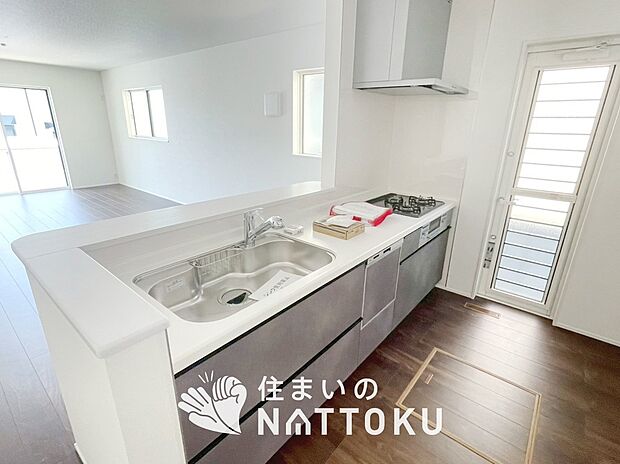 現地写真(キッチン)
収納たっぷりのシステムキッチン、浄水器付水栓を標準装備しています。