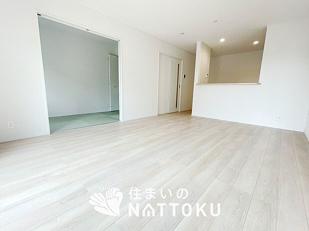 現地写真（リビング）
フローリング材には、木目、色調など木材特有の風合いがあり、ナチュラルな美しさになっています。
