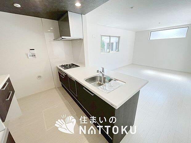 現地写真（キッチン）
収納たっぷりのシステムキッチン、浄水器付水栓を標準装備しています。
