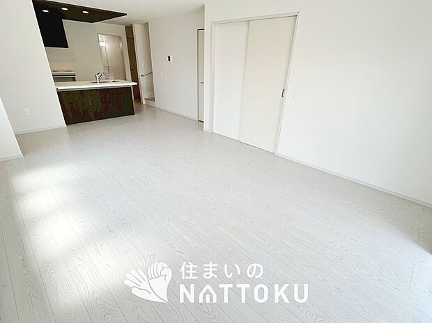 現地写真(リビング)
フローリング材には、木目、色調など木材特有の風合いがあり、ナチュラルな美しさになっています。