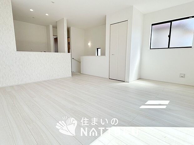 現地写真(リビング)
フローリング材には、木目、色調など木材特有の風合いがあり、ナチュラルな美しさになっています。