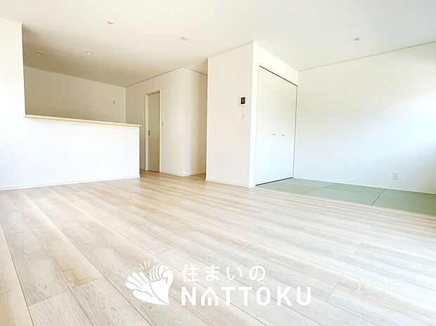 現地写真（リビング）
フローリング材には、木目、色調など木材特有の風合いがあり、ナチュラルな美しさになっています。
