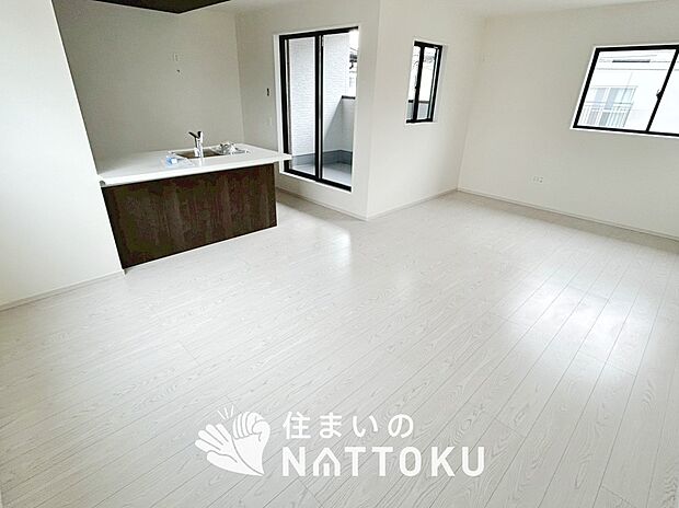 現地写真（リビング）
フローリング材には、木目、色調など木材特有の風合いがあり、ナチュラルな美しさになっています。
