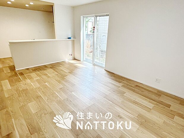 現地写真(リビング)
フローリング材には、木目、色調など木材特有の風合いがあり、ナチュラルな美しさになっています。