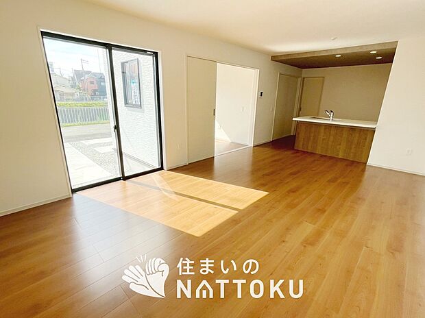 現地写真（リビング）
フローリング材には、木目、色調など木材特有の風合いがあり、ナチュラルな美しさになっています。
