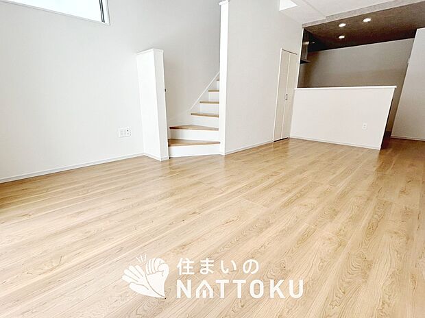 現地写真(リビング)
フローリング材には、木目、色調など木材特有の風合いがあり、ナチュラルな美しさになっています。