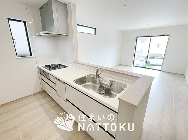 現地写真(キッチン)
収納たっぷりのシステムキッチン、浄水器付水栓を標準装備しています。