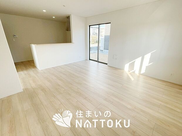 現地写真（リビング）
フローリング材には、木目、色調など木材特有の風合いがあり、ナチュラルな美しさになっています。
