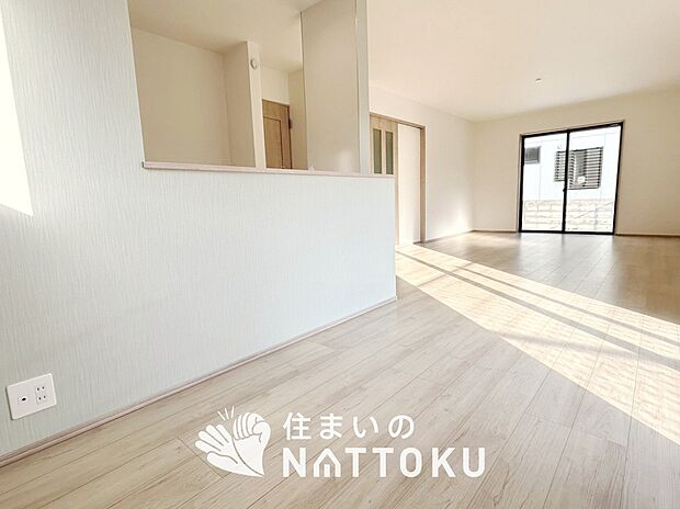 現地写真(リビング)
フローリング材には、木目、色調など木材特有の風合いがあり、ナチュラルな美しさになっています。