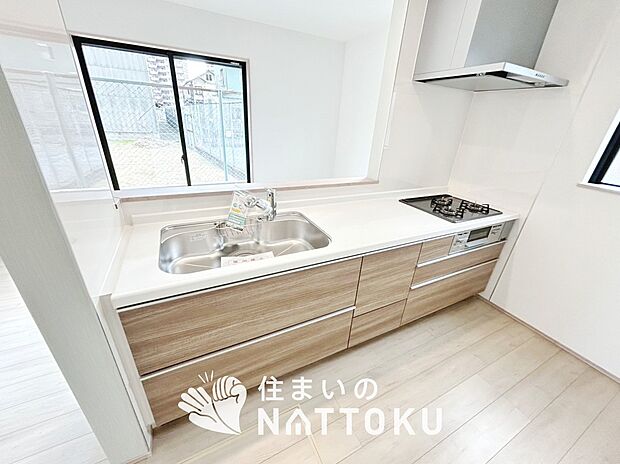 現地写真(キッチン)
収納たっぷりのシステムキッチン、浄水器付水栓を標準装備しています。