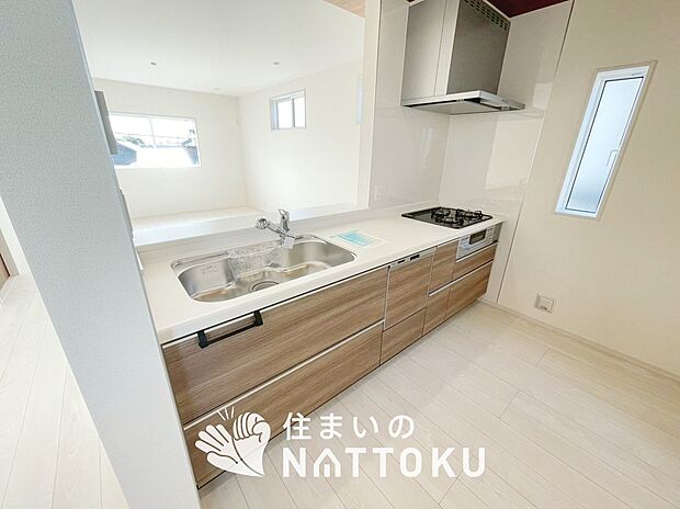 現地写真(キッチン)
収納たっぷりのシステムキッチン、浄水器付水栓を標準装備しています。