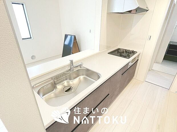 現地写真(キッチン)
収納たっぷりのシステムキッチン、浄水器付水栓を標準装備しています。