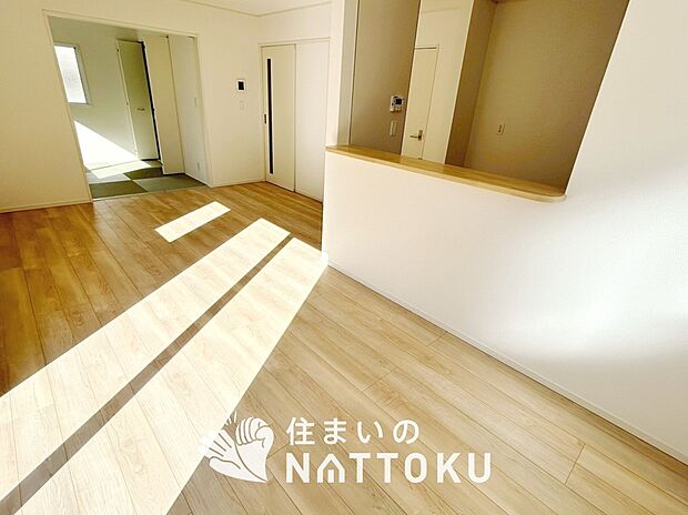 現地写真(リビング)
フローリング材には、木目、色調など木材特有の風合いがあり、ナチュラルな美しさになっています。