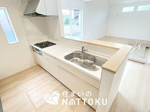 現地写真（キッチン）
収納たっぷりのシステムキッチン、浄水器付水栓を標準装備しています。