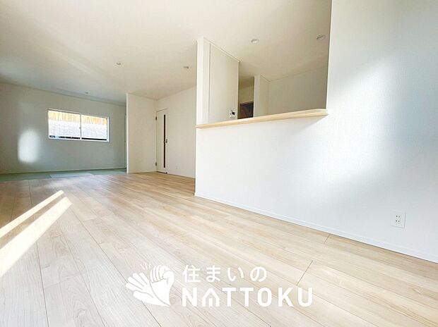 現地写真(リビング)
フローリング材には、木目、色調など木材特有の風合いがあり、ナチュラルな美しさになっています。