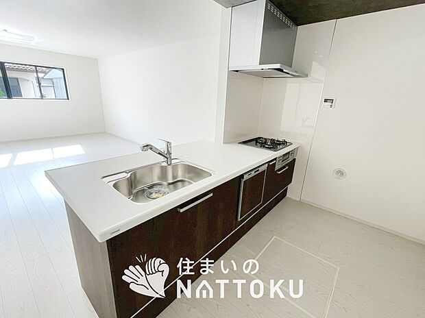 現地写真(キッチン)
収納たっぷりのシステムキッチン、浄水器付水栓を標準装備しています。