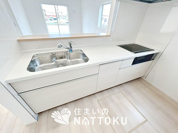 現地写真(キッチン)
収納たっぷりのシステムキッチン、浄水器付水栓を標準装備しています。