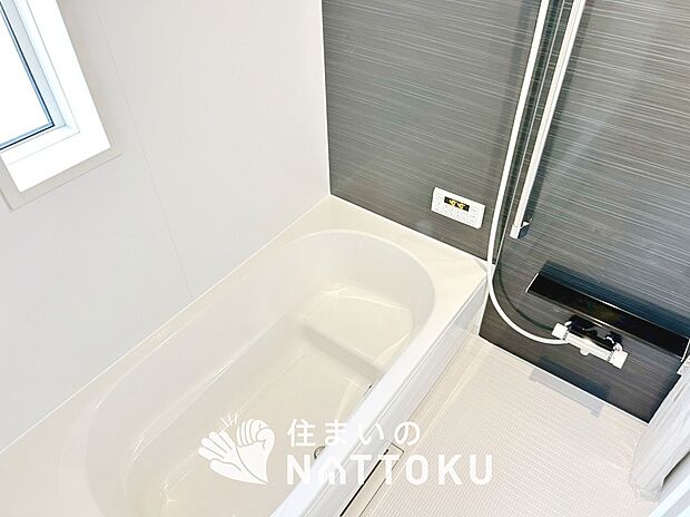 現地写真（浴室）
浴室暖房乾燥機付き。１坪タイプで広々です。