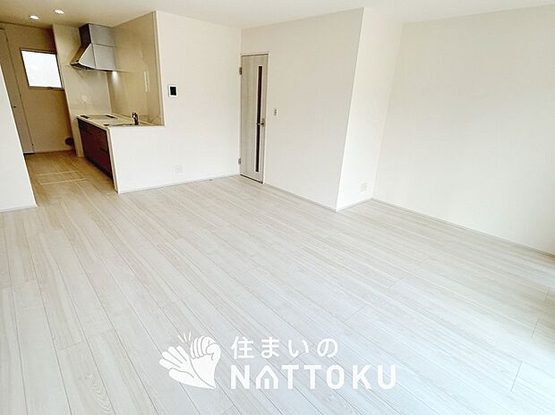 現地写真（リビング）
フローリング材には、木目、色調など木材特有の風合いがあり、ナチュラルな美しさになっています。
