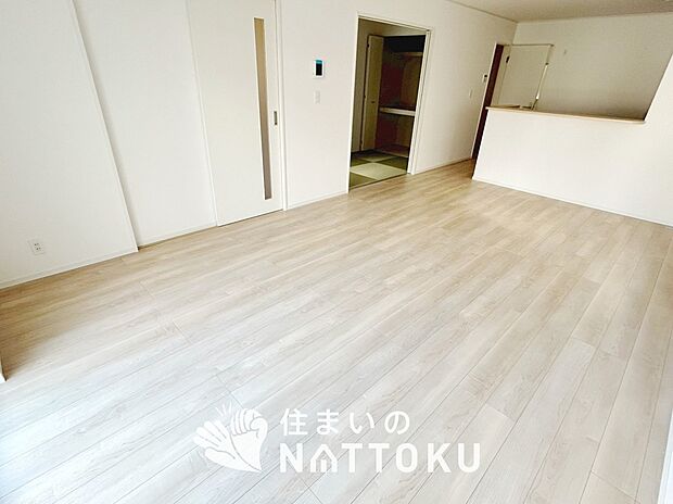 現地写真（リビング）
フローリング材には、木目、色調など木材特有の風合いがあり、ナチュラルな美しさになっています。
